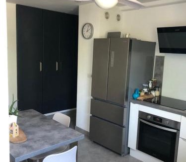 Boutonnet House | Chambre avec salle d'eau privée dans appartement partagé 200 m du tram