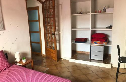 13th Arrondissement House | Chambre climatisée avec sdb privée dans une villa avec piscine ouverte d'avril à mi octobre