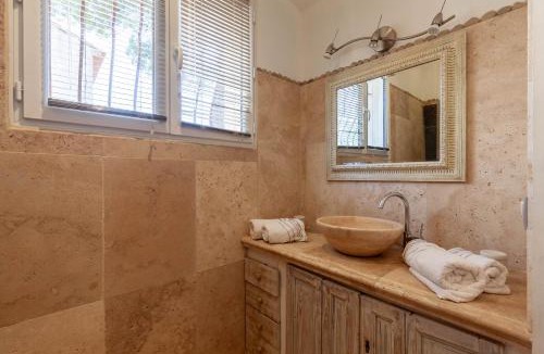 Ensues-la-Redonne Bed & Breakfast | Chambre D'hôtes Les 5 Calanques
