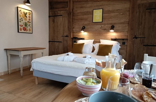 Figeac Bed & Breakfast | Chambre D'hôtes SPA Privatif La Tour du Laurensou Figeac La Campagne en Ville