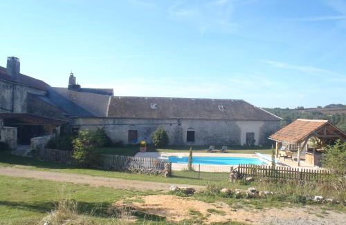 Mostuejouls Bed & Breakfast | chambre d’hôtes spacieuse avec piscine et grande salle de bain