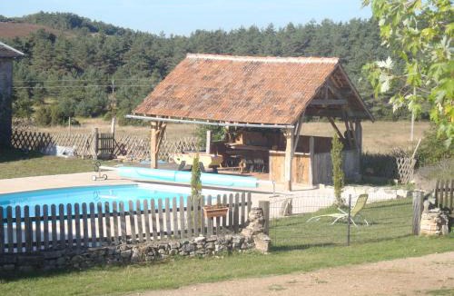 Mostuejouls Bed & Breakfast | chambre d’hôtes spacieuse avec piscine et grande salle de bain