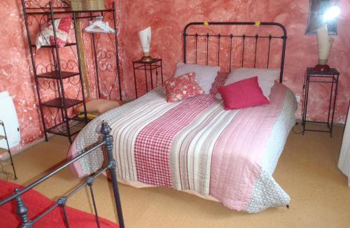 Mostuejouls Bed & Breakfast | chambre d’hôtes spacieuse avec piscine et grande salle de bain