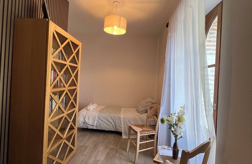 Auch Bed & Breakfast | Chambre du levant with 2 single beds and shared bathroom