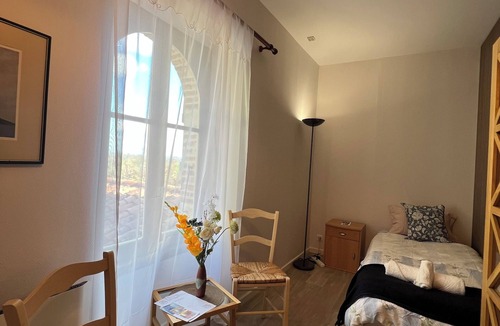 Auch Bed & Breakfast | Chambre du levant with 2 single beds and shared bathroom