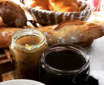 Sainte-Cecile-les-Vignes Bed & Breakfast | Chambre et table d hotes chez Dom