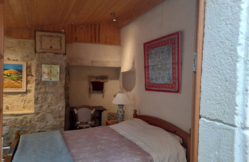 Carennac Bed & Breakfast | chambre et son patio au jardin pour 18 m 2- cuisine+ SdB, dans la maison -