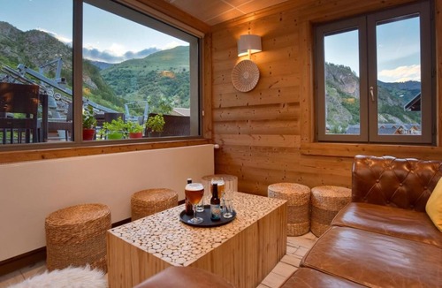 Valloire Hotel | Chambre Moderne Famille | Près des Pistes | Wi-Fi