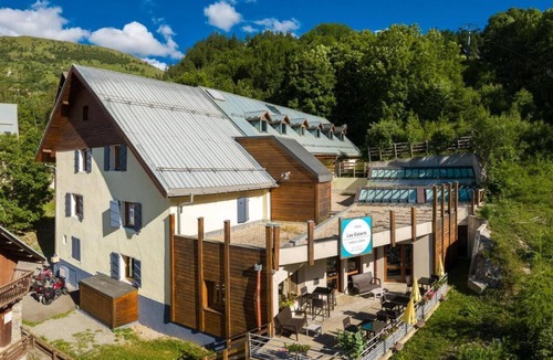 Valloire Hotel | Chambre Moderne Famille | Près des Pistes | Wi-Fi