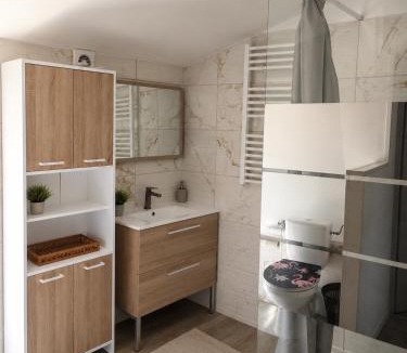 Ales House | Chambre privée dans une maison avec jardin potager