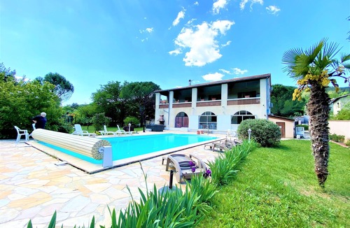 Mercuer House | Chambre TIPHAINE 2/3p, swimming pool, jacuzzi, large enclosed park, trampoline
