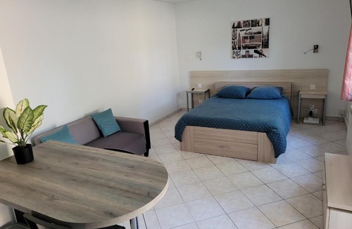 Tremblay-en-France Apartment | charmant studio de 30 m2 très calme avec sa grande belle terrasse et son jardin PRIVATIF