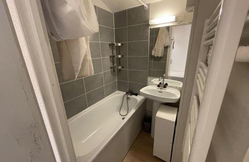 Laveissiere Apartment | Charmant T2 cabine au Lioran, balcon sud-est, 4 personnes - FR-1-787-98