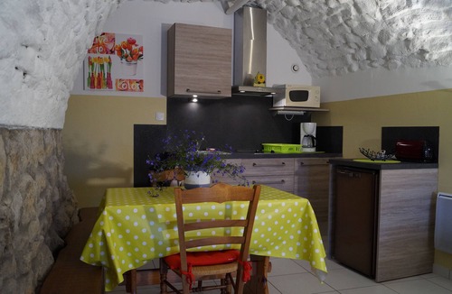 Saint-Etienne-de-Fontbellon Cottage | Charming 2-person Les Voûtes gîte in Domaine de L'Amourie swimming pool wifi