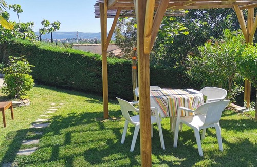 Saint-Etienne-de-Fontbellon Cottage | Charming 2-person Les Voûtes gîte in Domaine de L'Amourie swimming pool wifi