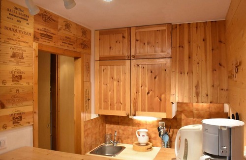 Meribel Apartment | Charming 2-BR Apartment for 6 with South-Facing Balcony, Near Slopes and Shops in Méribel
