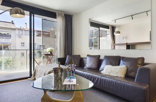 Sant Gervasi Apartment | Charming Apartment in the Center w/Balcony for 6