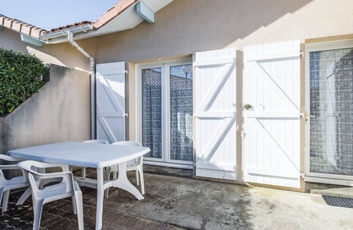 Biscarrosse Plage House | Charming Beachside House with Pool and Parking Near Surf and Amenities