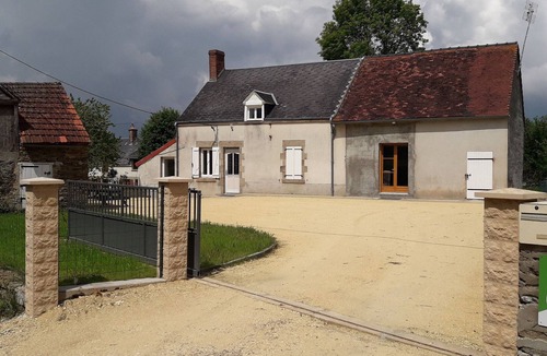 Crozon-sur-Vauvre Cottage | Charming Berry House: Private Garden, Proximity to Lakes, Activities, 3 Bedrooms, Sleeps 8