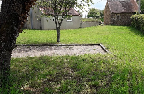Crozon-sur-Vauvre Cottage | Charming Berry House: Private Garden, Proximity to Lakes, Activities, 3 Bedrooms, Sleeps 8
