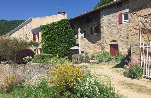 Veranne Cottage | Charming Cottage with Wifi and Fireplace in Véranne