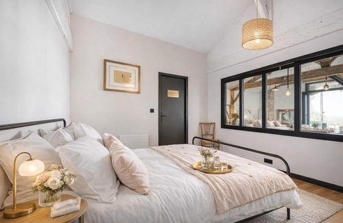 Saint-Christoly-Medoc Bed & Breakfast | Charming loft in a former wine storehouse - swimming pool, park, estuary, ocean