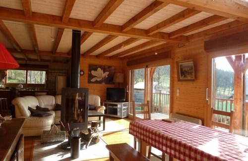 Saint-Alban-sur-Limagnole House | Charming wooden house in a green setting