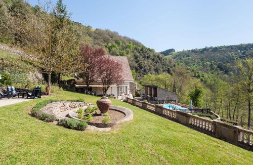 Etables House | Charming Holiday Home in etables with Swimming Pool