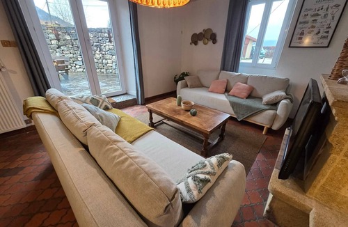 Venon House | Charming “La Ferme du Château” – Private Terrace, Peaceful Setting, Fresh Air