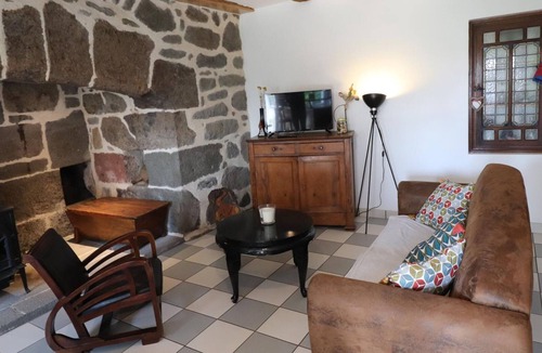 Moussages Cottage | Charming Mountain Home: 2BR, Terrace, BBQ, Near Hiking & Skiing, All-Inclusive