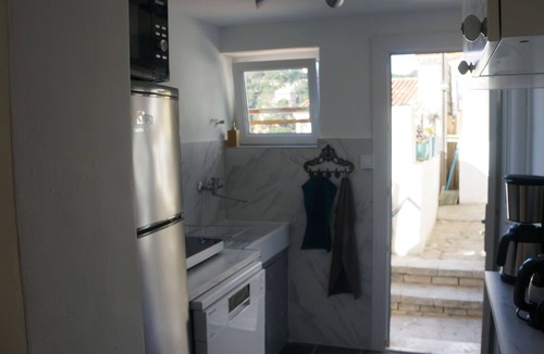 Ensues-la-Redonne Condo | Charming Seaside Retreat with Sea Views Under the Vine