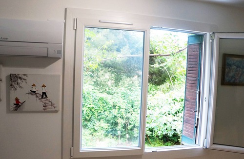 Ensues-la-Redonne Condo | Charming Seaside Retreat with Sea Views Under the Vine