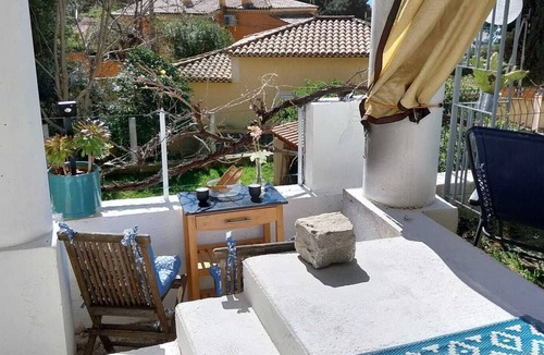 Ensues-la-Redonne Condo | Charming Seaside Retreat with Sea Views Under the Vine