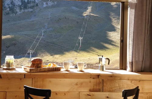 Candanchu Apartment | Charming ski-in apartment with private garage