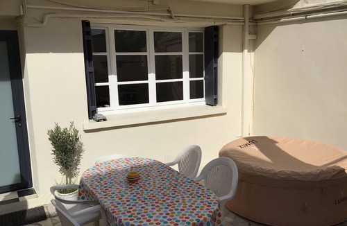 Perols House | Charming south-facing vintage village house with courtyard