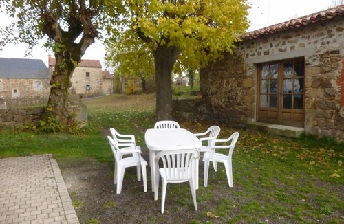 Pinols Cottage | Charming Stone House with 3 Bedrooms Near Village Amenities and Scenic Attractions