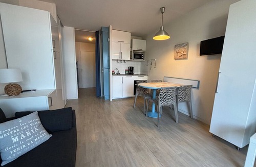 Behobie Apartment | Charming studio - 4 guests, 2 mins to beach