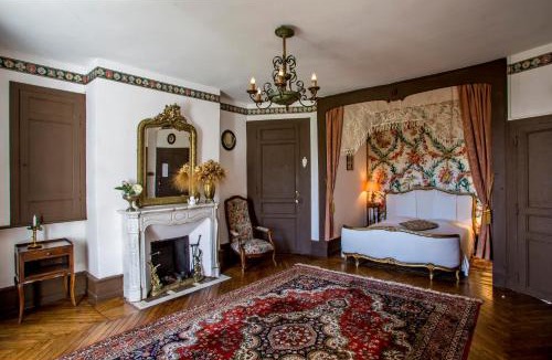 Raulhac Bed & Breakfast | Chateau De Courbelimagne, Raulhac