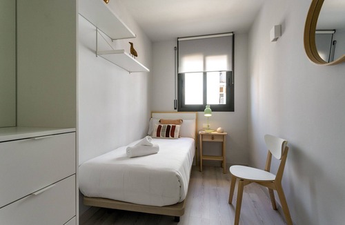 Collblanc y La Torrassa Apartment | Cheerful, modern apartment with balcony