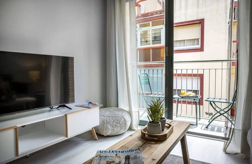 Collblanc y La Torrassa Apartment | Cheerful, modern apartment with balcony