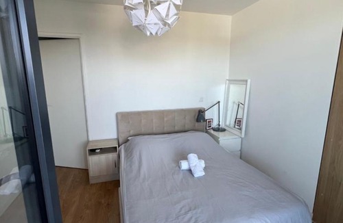 Bobigny Apartment | Chez Bibi - T3 Moderne avec terrasse, parking et accès rapide à Paris