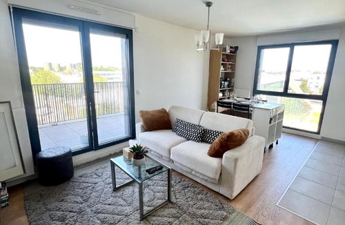 Bobigny Apartment | Chez Bibi - T3 Moderne avec terrasse, parking et accès rapide à Paris