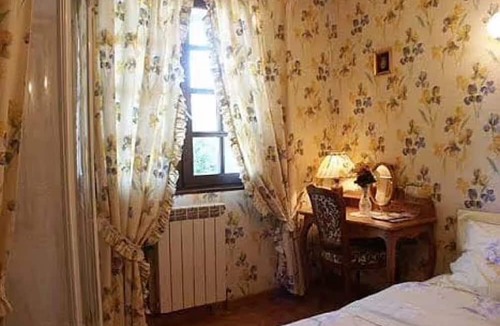 Villars-les-Dombes Bed & Breakfast | Chez Daniel and Zdenka - Géraldine Room