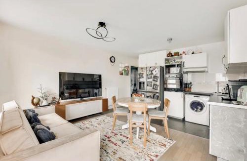 Porte de la Chapelle Apartment | Chic Appartement Sacré Cœur of Paris with Parking