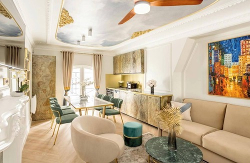 Quartier du Faubourg-Montmartre Apartment | CHIC PARISIAN RETREAT: LUXURY 3-BEDROOM APARTMENT NEAR LOUVRE AND LE MARAIS