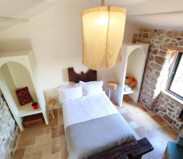 Joyeuse Apartment | Clède lovée dans la forêt et sa rivière