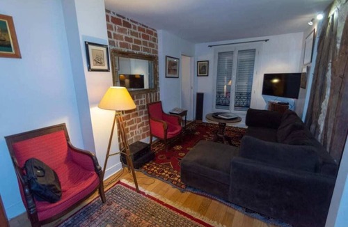 Quartier du Faubourg-Montmartre Apartment | Classic Parisian Nest