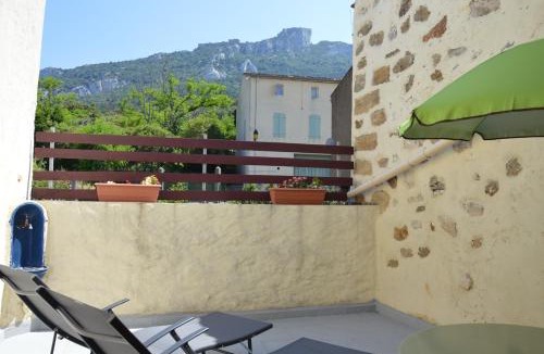 Rouffiac-des-Corbieres House | Climatisé, gite La Grange, Terrasse et Vue sur le château de Peyrepertuse