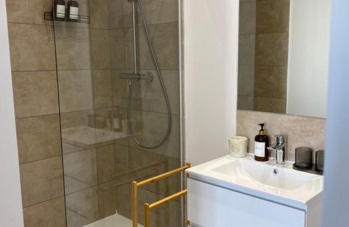 Terreaux - Bat d'argent Apartment | Collection Terreaux - No 3 Vue sur la place w AC
