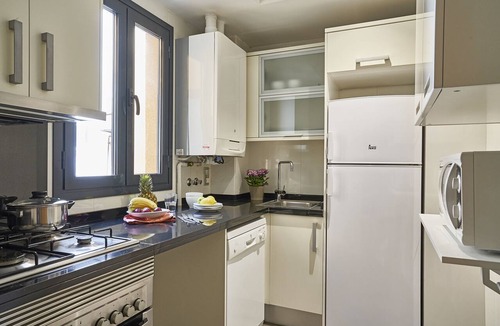 el Fort Pienc Apartment | Comfortable 2 bedroom Borne apartment with parking ideal for families